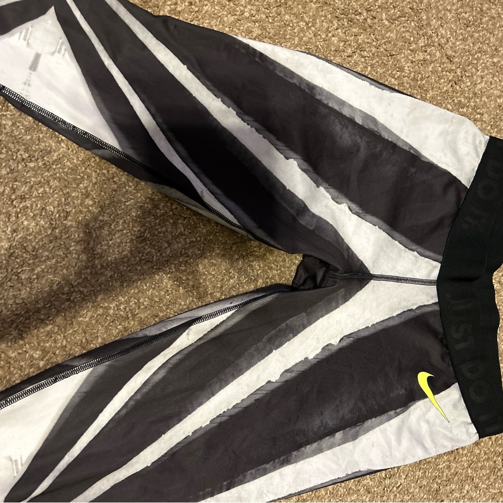 Nike leggings size medium nwot - Picture 2 of 3